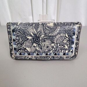 SAKROOTS WOMENS BI FOLD WALLET BLUE WHITE DESIGN
